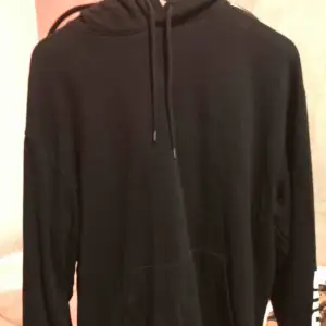 Säljer en svart hoodie med print i strl M, men passar L och S oversize. Bra skick. Köpare betalar frakt på ca 40.