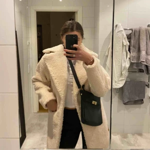  - Teddyjacka från asos. Använd 2-3 gånger. Nypris ca 1000.