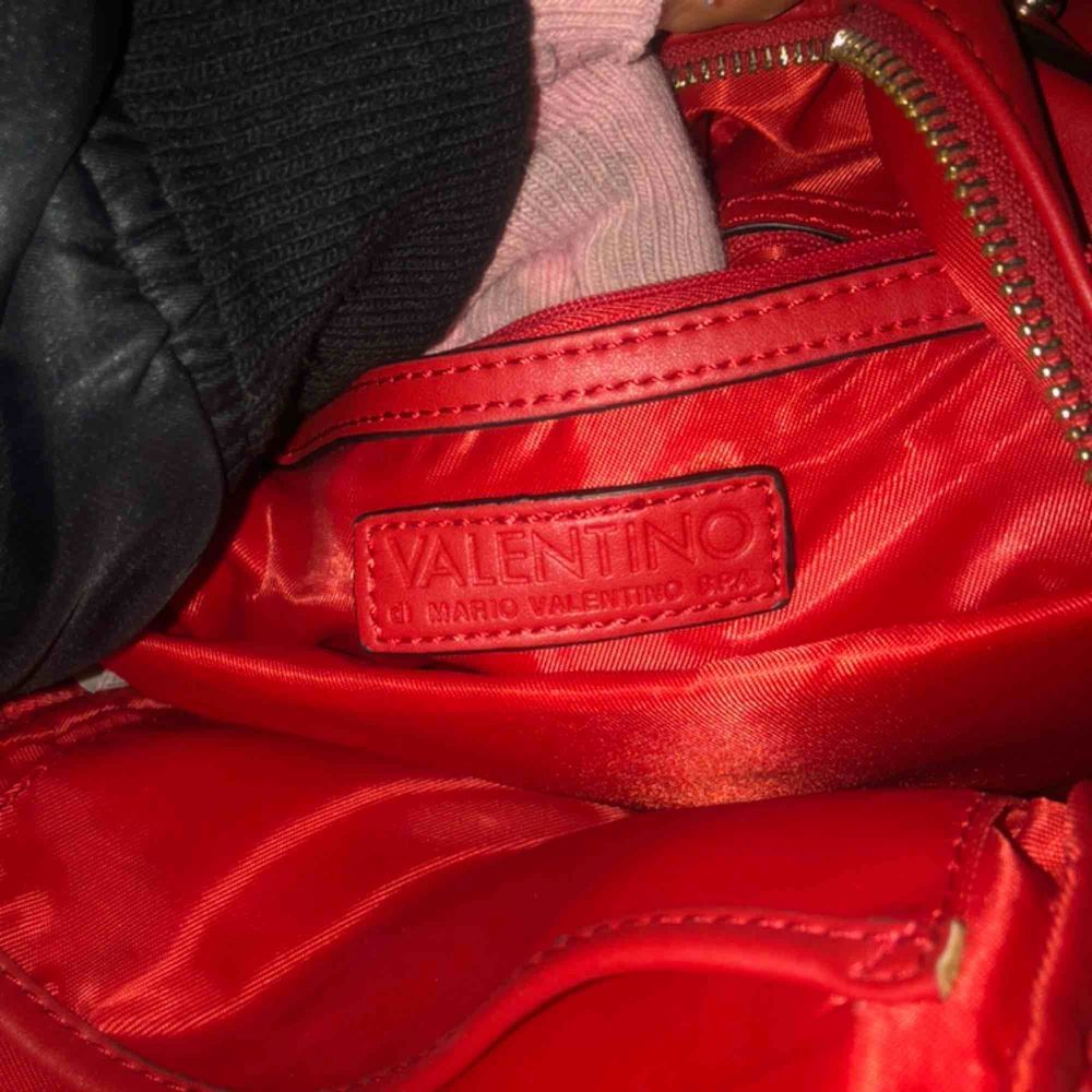 Valentino ryggsäck, jättegullig. Köpt i berlin för 2000, inge kvitto kvar dock. Använd typ 2 ggr❤️💕möts i sthlm elr frakt. Väskor.