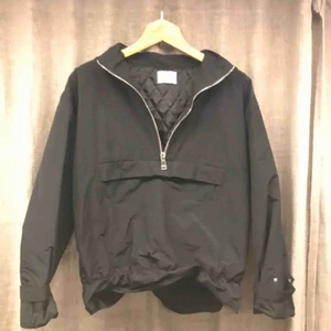  - Svart anorak från norr. 