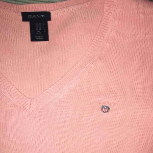 - Fin Gant tröja med V-ringning i strl XS. Frakt 59kr (sammanlagt 139kr)