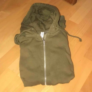  - Fin, militärgrön hoodie 🌸