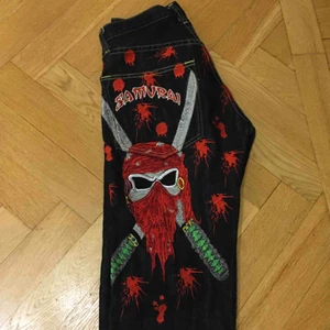  - COOLA byxor med tryck! Lite kortare i midjan och slutar vid anklarna på mig som är 164 cm (står strl ”28”)! 🔥