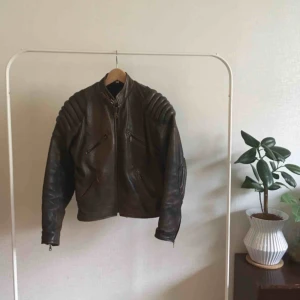  - Bikerjacka i läder.  Köpt second hand och knappt använd av mig.   Står stl 40. Jag är 160cm och den har suttit lite stort på mig.  Kan ta mått på begäran!   Frakt tillkommer