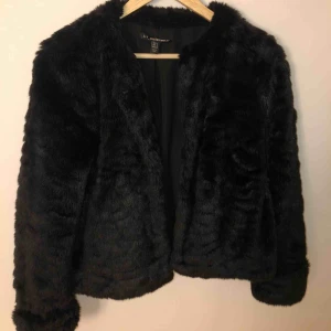  - Svart fin pälsjacka🤩 pris kan diskuteras 