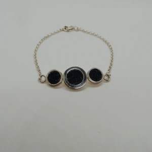  - Jeanius UF handtillverkar nyanserande smycken av silver och återvunna jeans, syftet är att uppmärksamma om de resurser som går åt för att tillverka ett par jeans. Men även kunna ge er stilrena unisex smycken som passar alla tillfällen.  5% av vinsten går till Unicefs vattendonering för rent vatten 