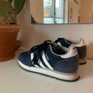  - Adidas Haven sneakers i färgen marinblå. Använda 1-2 gånger, fint skick!   US size: 8  EU size: 41 1/3   🌙🌙🌙🌙