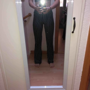  - Ett par jättefina vida randiga byxor från Gina Tricot. Väldigt bra skick. Frakt ca 59 kr