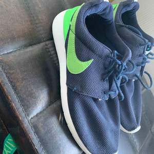 Nypris 300kr. Detta är ett par fina blå och gröna Nike skor. Använda ett par gången men är i bra skick! 