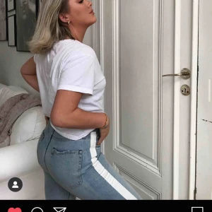  - Säljer dessa ursnygga jeansen från zara. Inga fläckar eller något utan säljes pågrund av att dom är för stora. Passar en 38 då dom inte har någon stretch. Jag själv har 38 men dom är lite stora för mig i midjan då jag har 36 i midja💋💋