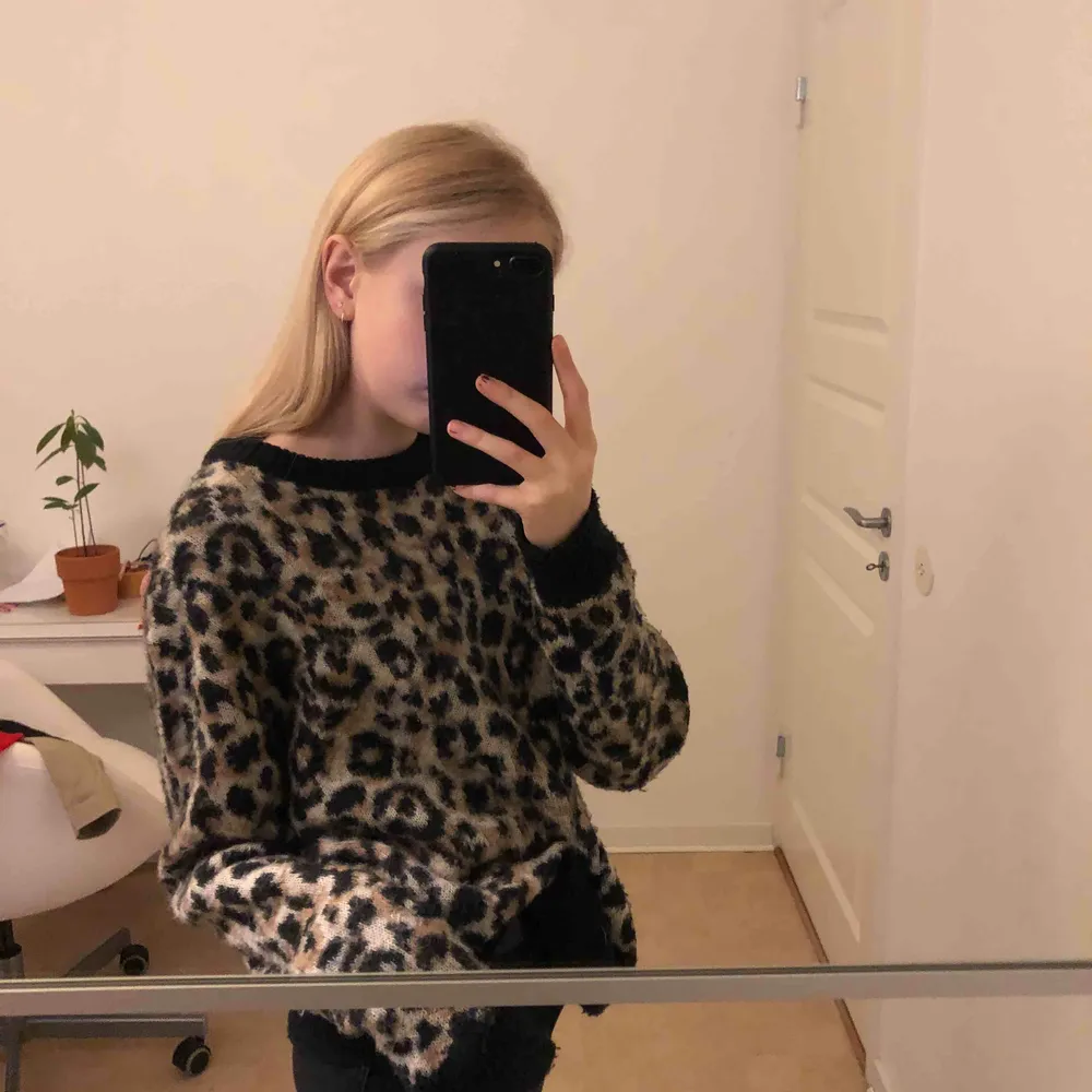 En stickad leopard tröja från Cubus i fint skick. Köpt här på plick men tröttnat på den (Första bilden är tjejen jag köpte den av)❤️. Stickat.