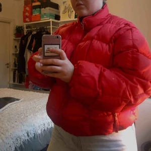  - En varm jacka från Cover. Jag är M/L i överdelar. Jag är 172 cm om det hjälper o förstå storleken. Små små fläckar ned till som går att tvätta bort. Älskar färgen o passmodellen men har tyvärr tröttnat nu. Pris går att diskutera, fraktar.