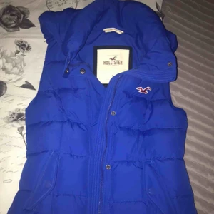 Hollister väst - Hollister väst. Knappt använd i storlek S✨ Lite liten i storleken så mellan XS-S