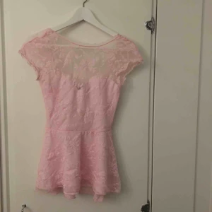  - Rosa spetströja, ej använd bara testad. 