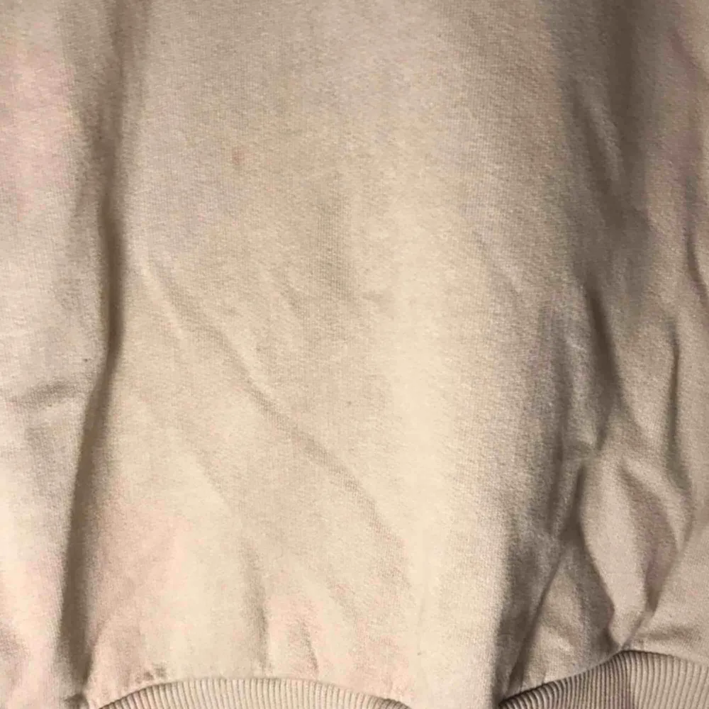 Fila sweatshirt köpt vintage! pyttesmå fläckar som knappt syns på framsidan, se andra bilden. Frakt tillkommer✨. Hoodies.