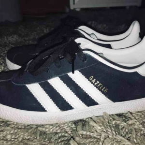  - Adidas skor  Använda 1 gång så i väldigt bra skick