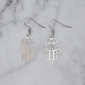 Fatimas hand  - Fina silverfärgade örhängen med Fatimas hand. Nickelfria. 11:- i frakt, fri frakt vid köp över 100:-.