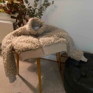  - Mysig jacka från Weekday. Storlek S men jag har M och funkar lika bra!