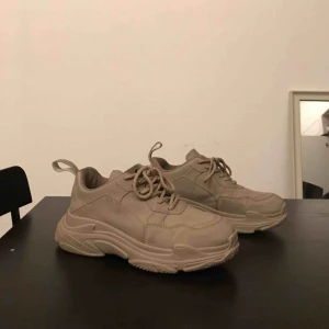  - Fräscha skor, knappt använda !! 