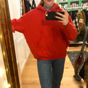  - Superfin hoodie från weekday! Köpt för ett tag sen men knappt använd då röd inte riktig är min färg😝strl S men passar som M också