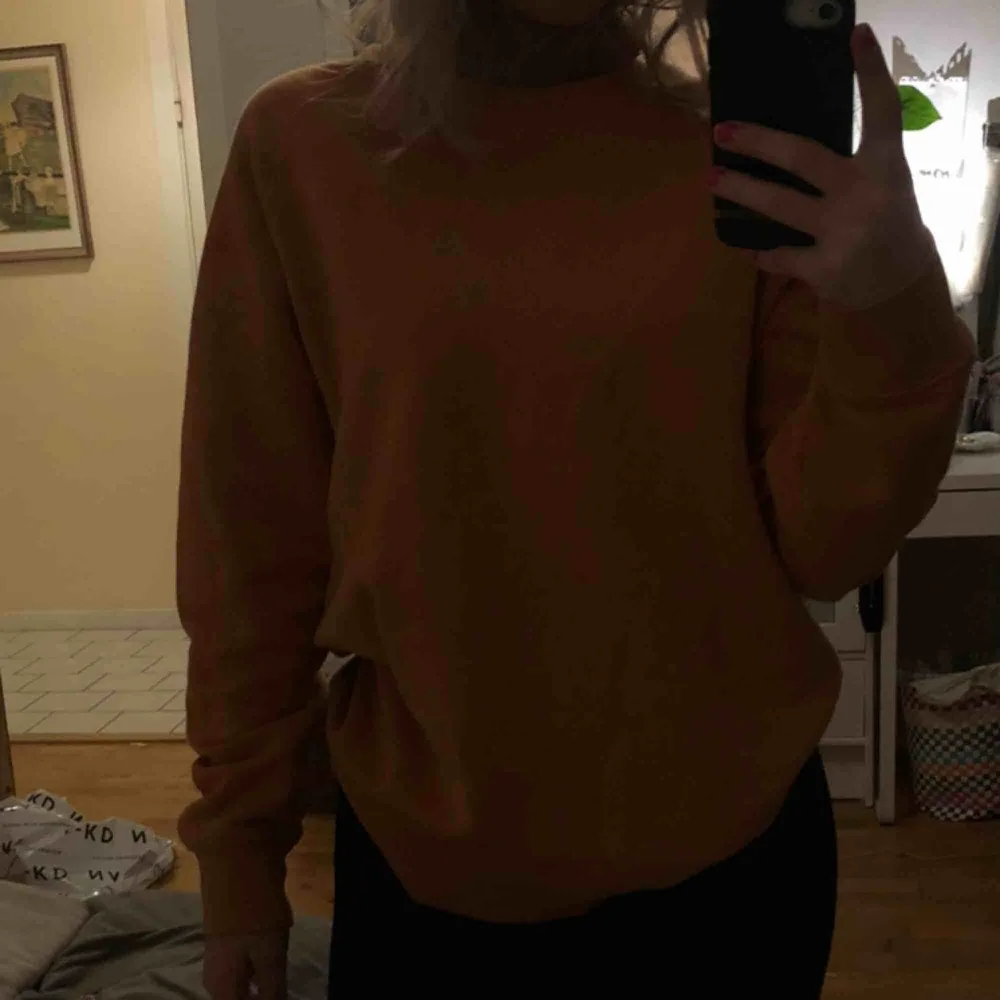 Orange sweatshirt köpt på herravdelning på weekday. . Tröjor & Koftor.