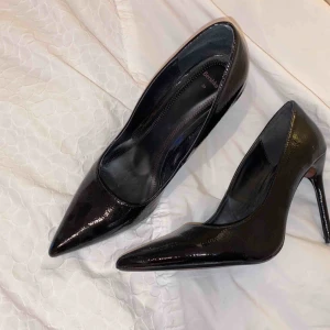  - Svarta stilettklackar- aldrig använda!