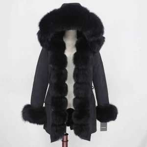  - Fatima parka använd ca. 3ggr 😊 Köpte jackan från Glittershopen.se i slutet på 2019 (nypris. 3999kr) Den är jätte fin men har tyvärr ingen användning utav den✨ normal i strl.