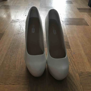  - Vita klackskor. Använda 2 gånger. 