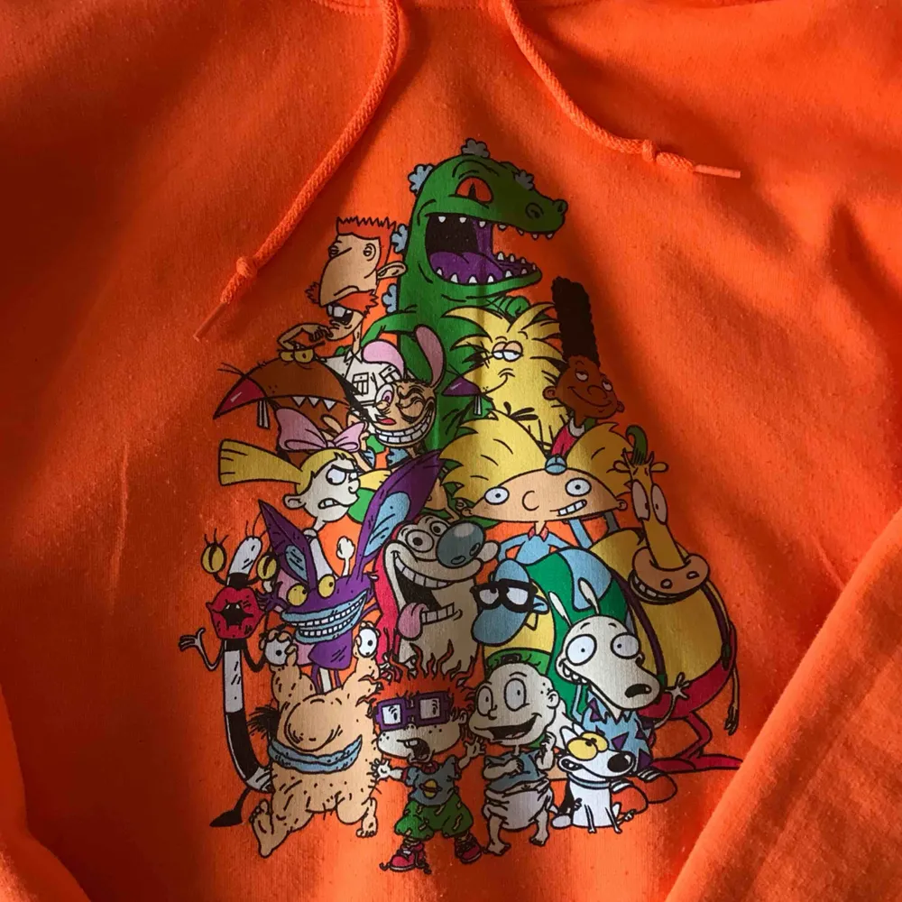 Asball neon orange croppad hoodie med nickelodeon karaktärer på. Köpt från forever21. Storlek L men mer som en S/M. Hoodies.
