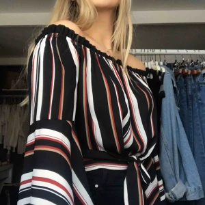  - Superfin randig blus från guess, köpt på en guess affär i USA för nåt år sedan och använd 1 gång sedan dess, skriv vid intresse eller frågor❤️