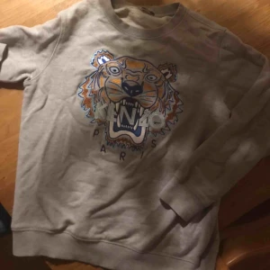  - Säljer kenzo tröja då den inte kommer till användning.  Äkta Barnstorlek men sitter som en Xs/S beroende på hur man vill den ska sitta intill kroppen.