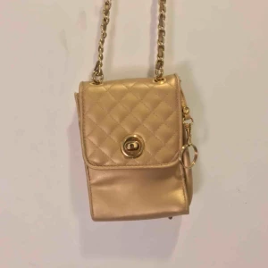  - Liten söt guldväska bra skick!