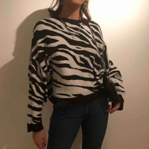  - En stickad tröja ifrån Ginatricot! Är i mycket bra skick. Passar Xs/S Säljs pga ingen användning