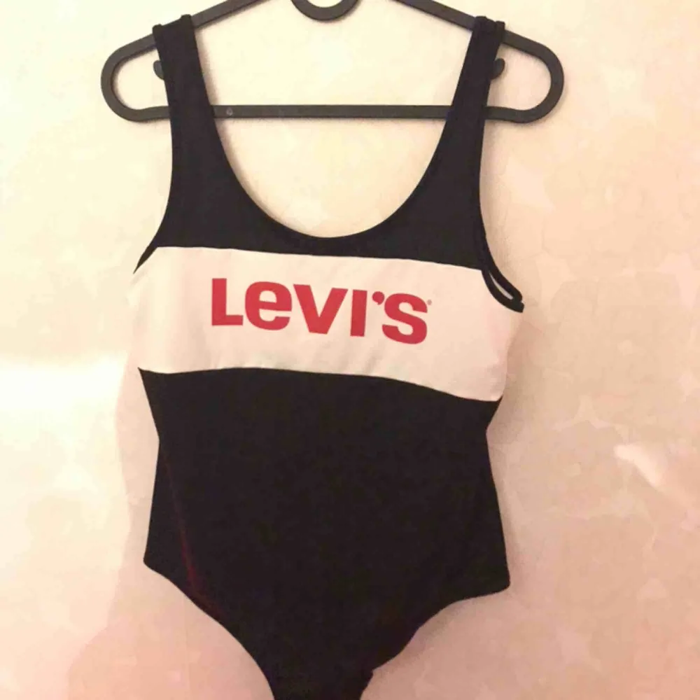 Säljer min snygga Levi’s Bodysuit i storlek M. Köptes i new York men bara använd 1 gång! Kan användas som baddräkt också🤩 Köparen står för frakten! . Toppar.
