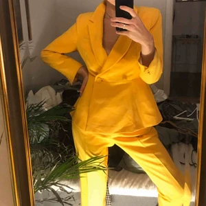  - Superfint sett! Färgen är lite off på bilderna men den är väldigt klargul i verkligheten.  Oanvänd! 