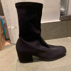  - Svarta stövletter från vagabond, använda sparsamt således i gott skick! Strechigt material för god passform. Sköna! Klackhöjd 5 cm.