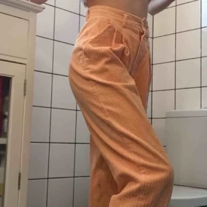  - Wow fin fina byxor väldigt retro och i en cool koral färg!! + Manchester byxor Högmidjade som sitter på super!🐅