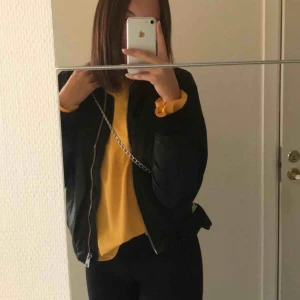  - Säljer denna fina gula topp från Gina Tricot. Använd ett fåtal gånger. 40kr🐥