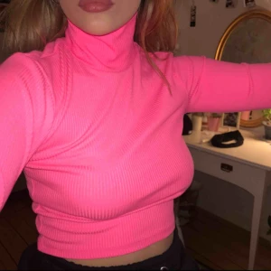  - Jättefin neonrosa tröja, använd fåtal gånger så bra skick! Frakt tillkommer💞💓💗💘