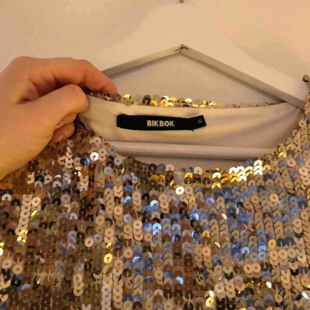 Guldig paljettklänning från BIKBOK. Använt den några få festliga tillfällen men annars hänger den mest i garderoben och skulle vilja ha en ny ägare. ✨  Kan mötas upp i centrala Stockholm eller så står köparen för frakt. . Klänningar.