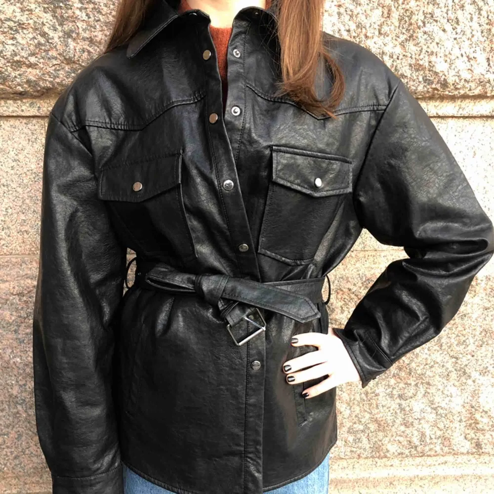 Brand new patent leather jacket, belt included. Oversized. Model is 161cm. Jackor.