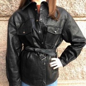  - Brand new patent leather jacket, belt included. Oversized. Model is 161cm