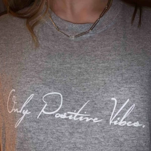  - Oversize grå magtröja med en knytning på sidan. Är i väldigt fint skick! Frakt tillkommer💝