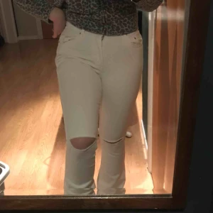  - Vita bootcut jeans, jättesnygga❤️❤️🖤🖤