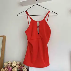 Rött linne från bikbok, supersnyggt att ha på sommaren till fest elr liknande❣️ säljer pga för liten köparen står för ev. frakt🌸