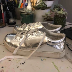  - Riktigt coola skor från monki. Nypris-800kr Säljes pågrund av att dem är för stora för mig