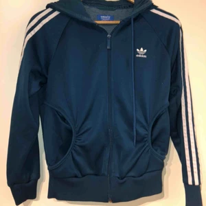  - Adidas sweatshirt blå, storlek 38. 