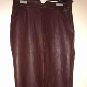  - Pennkjol i imitationsläder vinröd, oanvänd mycket gott skick