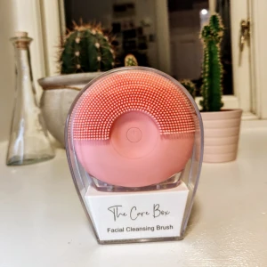 - Säljer denna ansiktsrengöringsborsten från The Care Box då jag fick den i julklapp men har redan en sen innan. Fungerar precis som en Foreo. Helt ny i oöppnad förpackning. Den är uppladdningsbar och laddare ingår. För mig fungerar den bra och rengör porerna bättre än om man bara använder händerna! Frakt ingår!