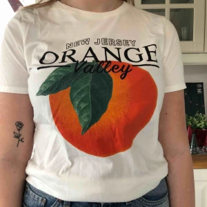  - T-shirt från Gina Tricot med tryck. Köparen står för frakt🥰